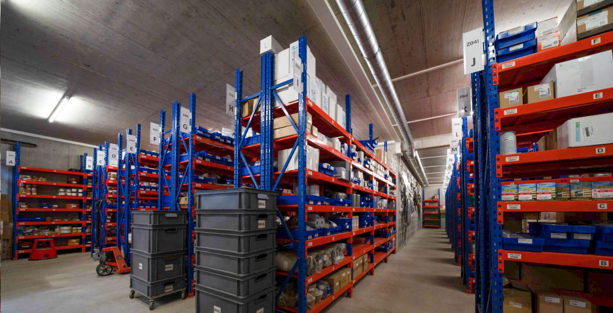 Le premier étage de notre entrepôt, Neuwerth, c'est plus de 18'000 références de pièces détachées sur 3 étages